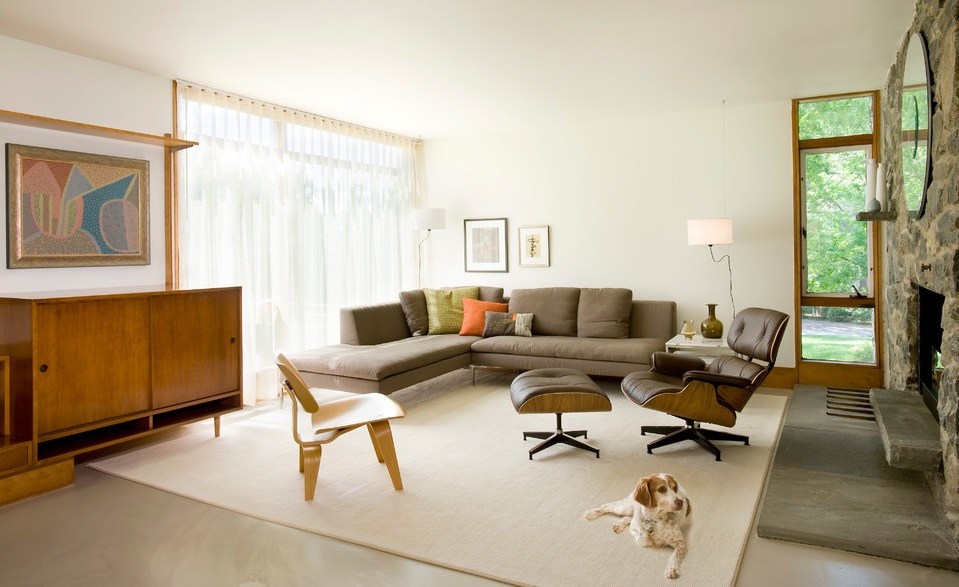 Ghế LCW và sofa được phối hợp với gối nhiều màu sắc giúp không gian sinh động hơn.